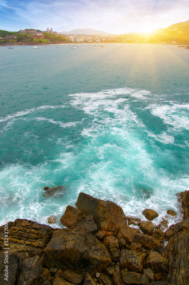 海浪冲击海湾岩石