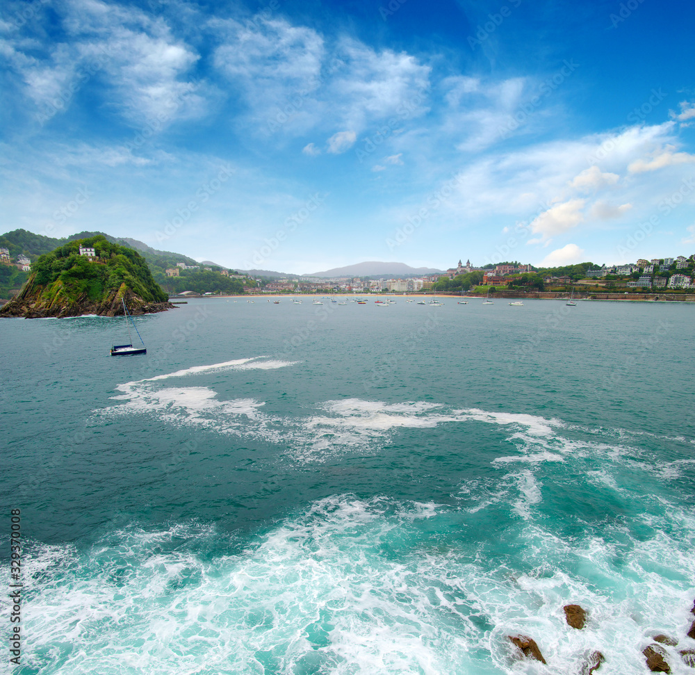 海浪冲击海湾岩石