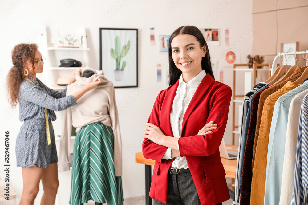 办公室女性服装造型师画像