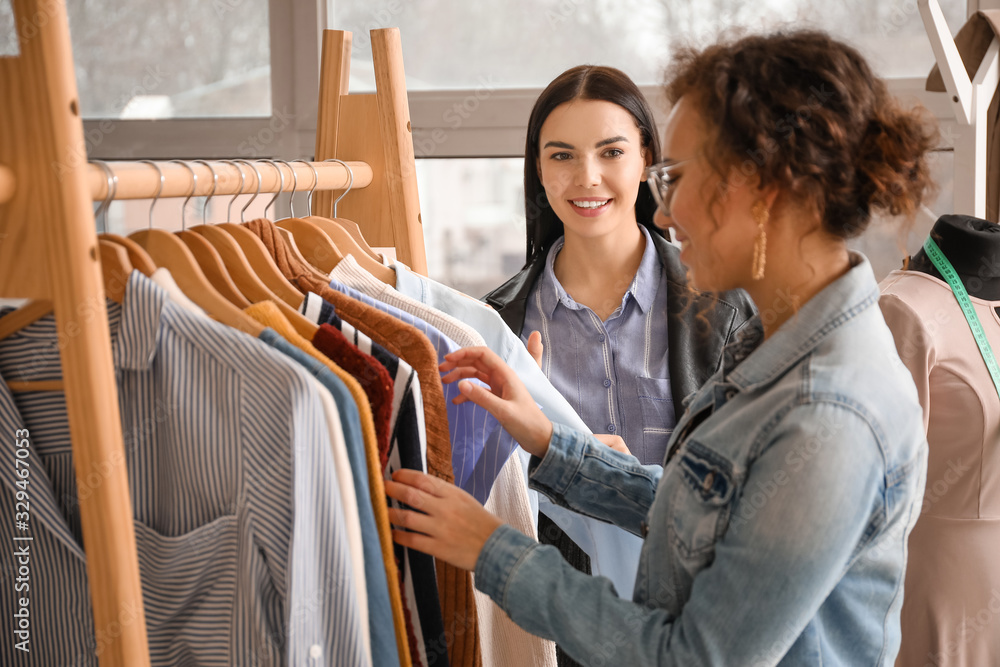 有客户在办公室工作的女性服装造型师