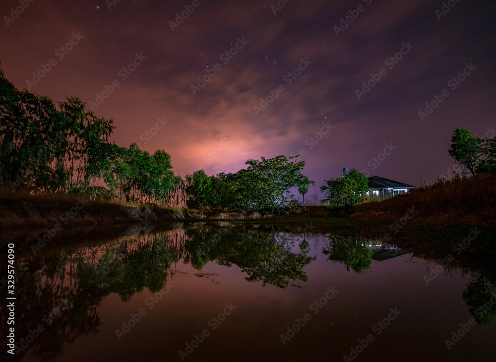 sunset over lake พระอาทิตย์ตกเหนือทะเลสาบ หนองน้ำกับฟ้าที่สวย