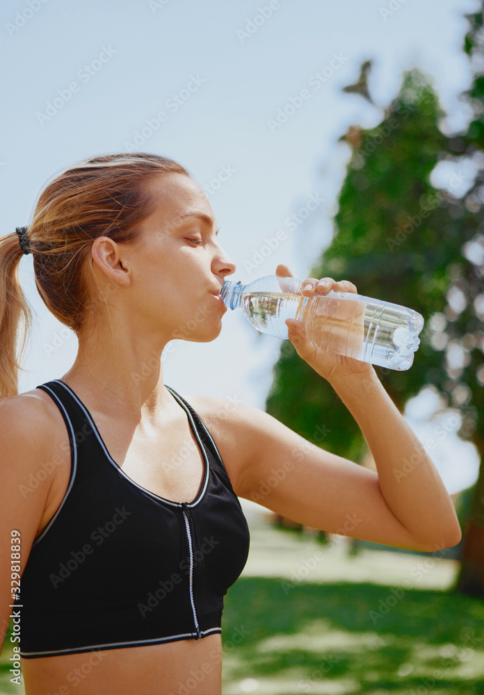 运动女性饮水，健身夏日理念