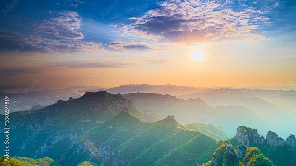 乡村山景；美丽的日落和云朵