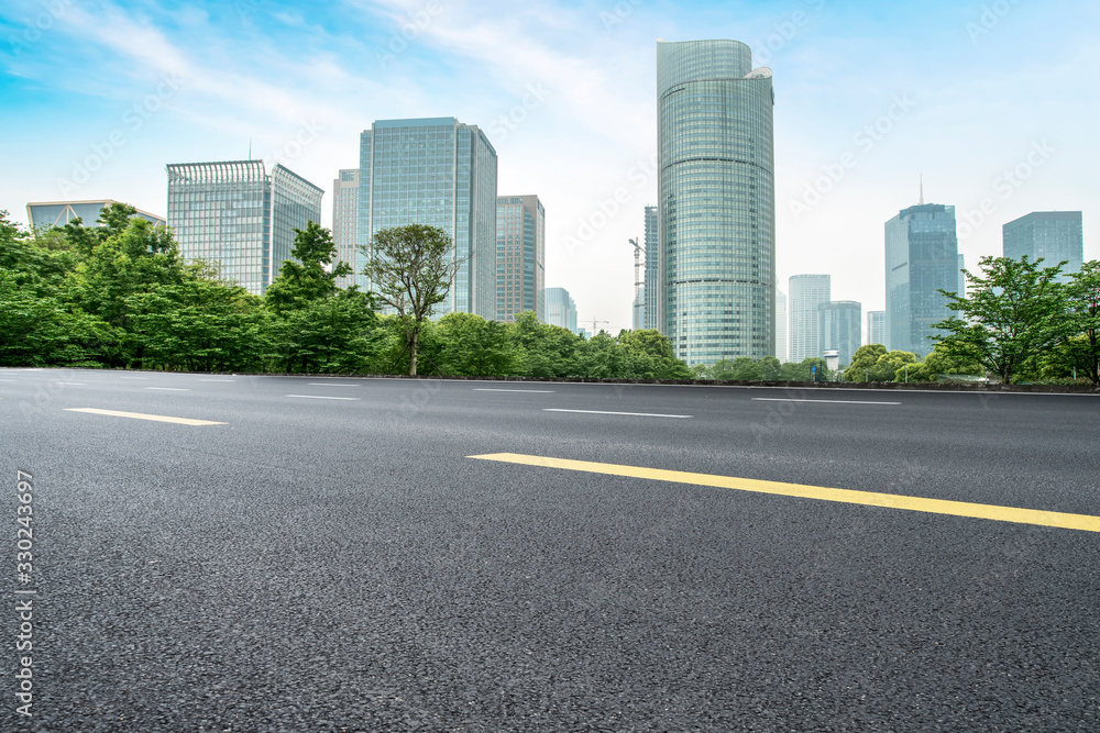 城市建筑的道路和天际线