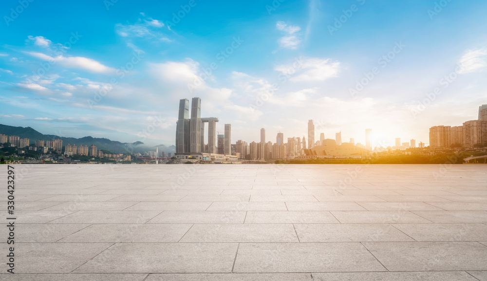 前景空旷的方形地砖的建筑景观和城市天际线。