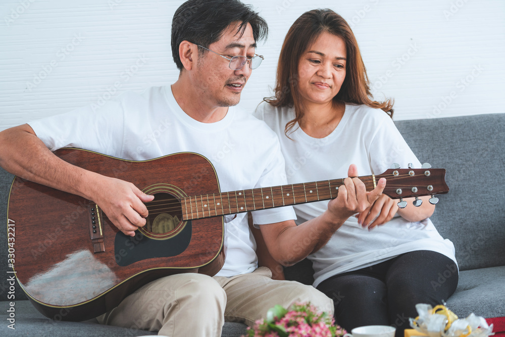 幸福的亚洲老年夫妇在家度过美好时光。老年人退休，健康的公民老年