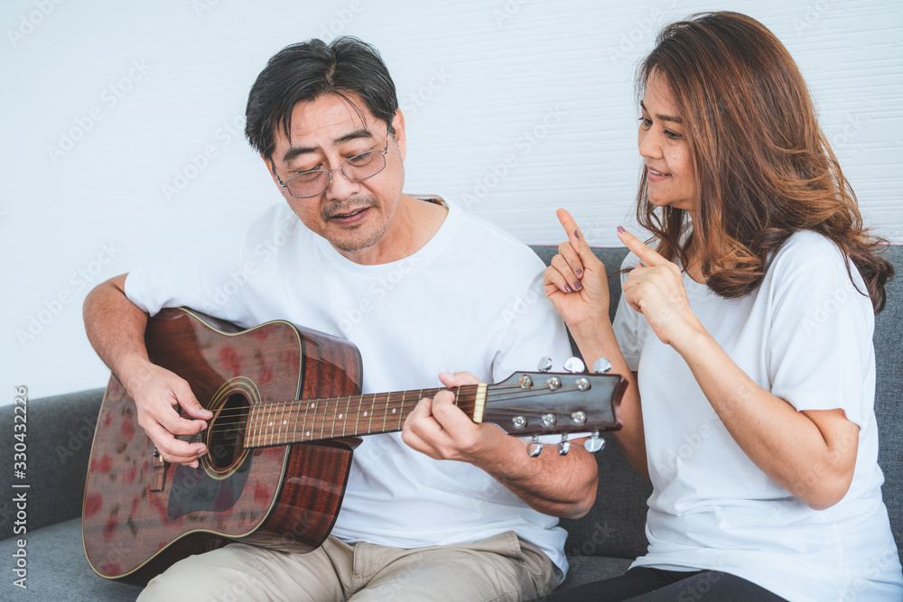 幸福的亚洲老年夫妇在家过得很愉快。老年人退休，健康的老年人