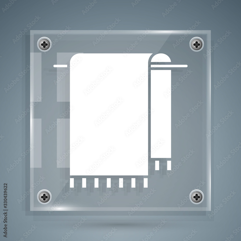 挂在衣架上的白色毛巾图标，灰色背景。浴室毛巾图标。方形玻璃面板。