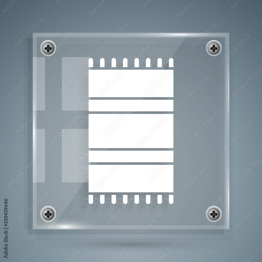 白色沙滩毛巾图标隔离在灰色背景上。方形玻璃面板。矢量插图