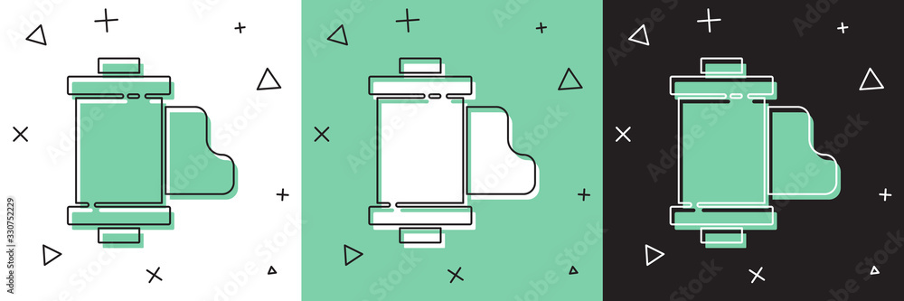将相机老式胶卷暗盒图标隔离在白色和绿色黑色背景上。35mm胶片