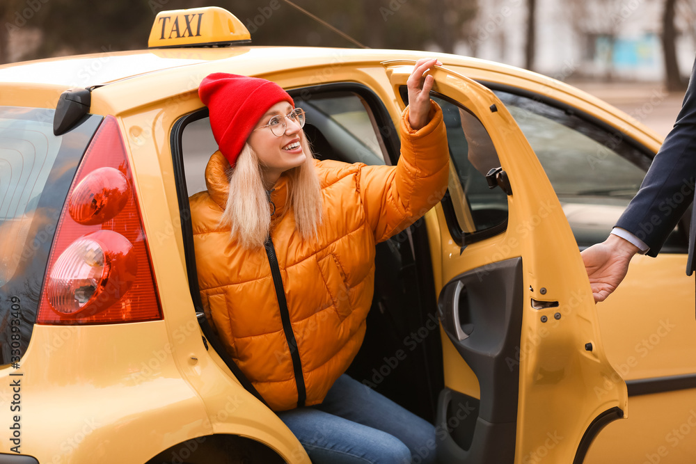 司机帮助年轻女子下车