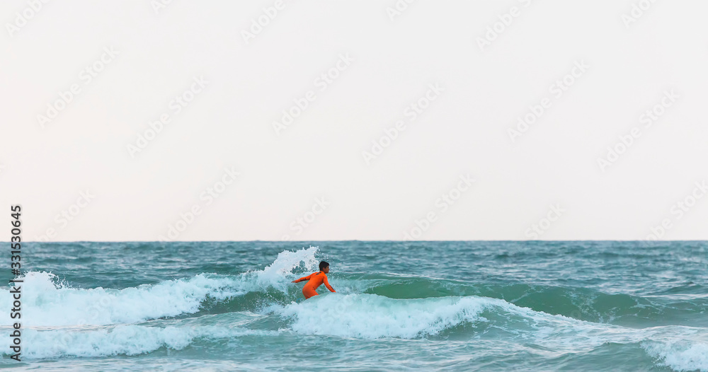 冲浪者驾驭地中海的海浪