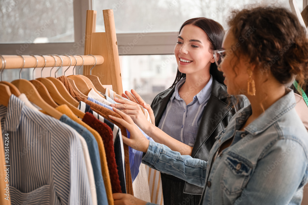 有客户在办公室工作的女性服装造型师