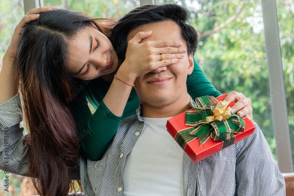 幸福夫妻送礼物庆祝