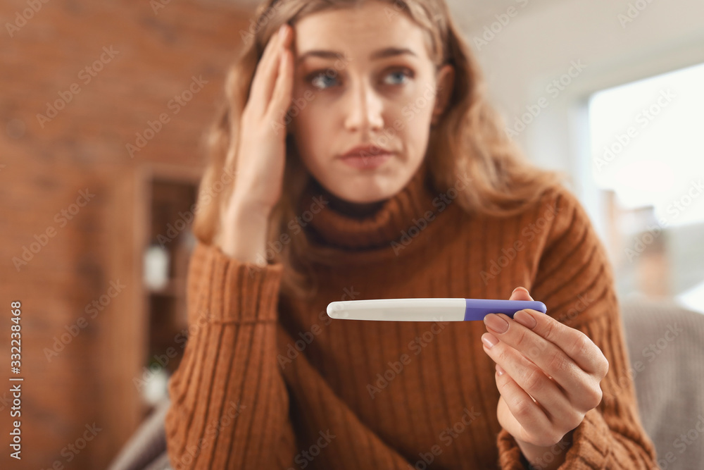 在家做验孕的悲伤年轻女性