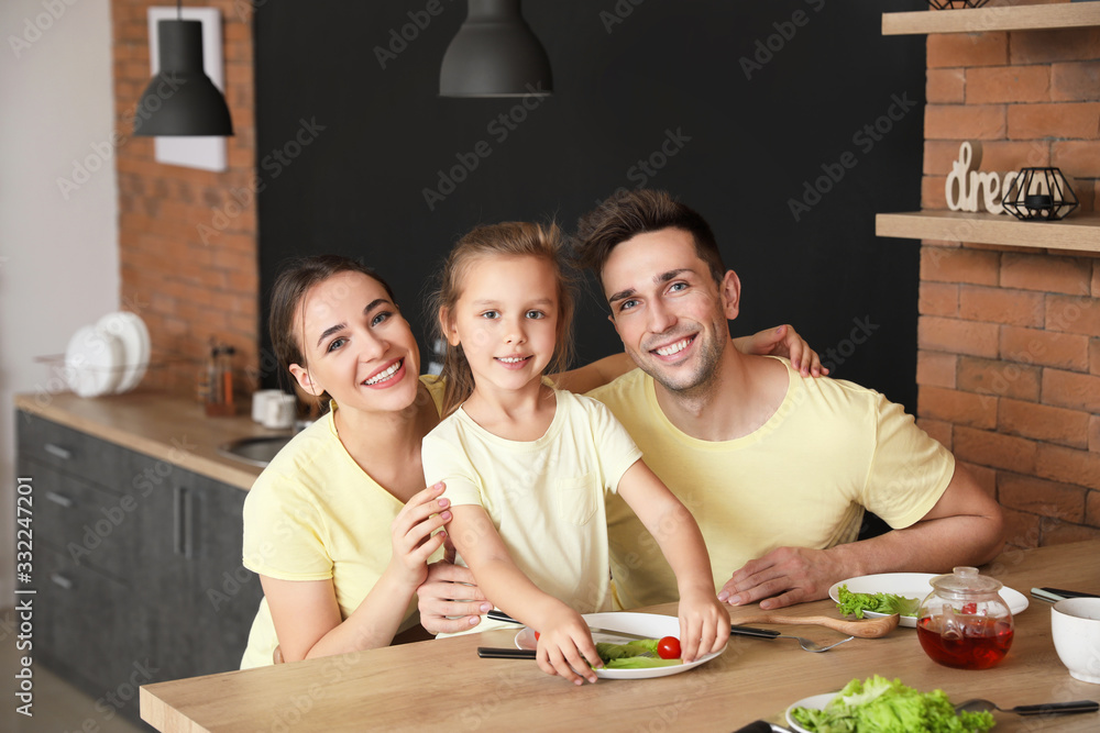 年轻的一家人一起在厨房做饭