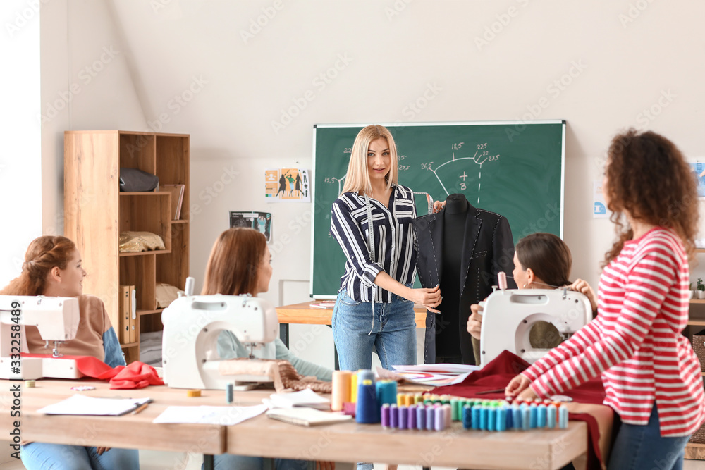 工作室裁缝课上的年轻女性