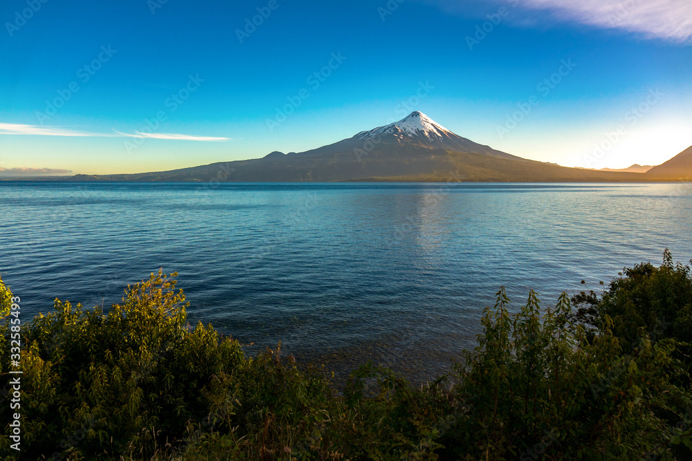 美丽的湖泊、山脉和火山景观，智利，巴塔哥尼亚，南美洲