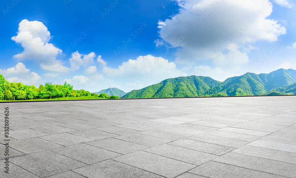 阳光明媚的日子里，空旷的广场和绿茶山自然景观，一览无余。