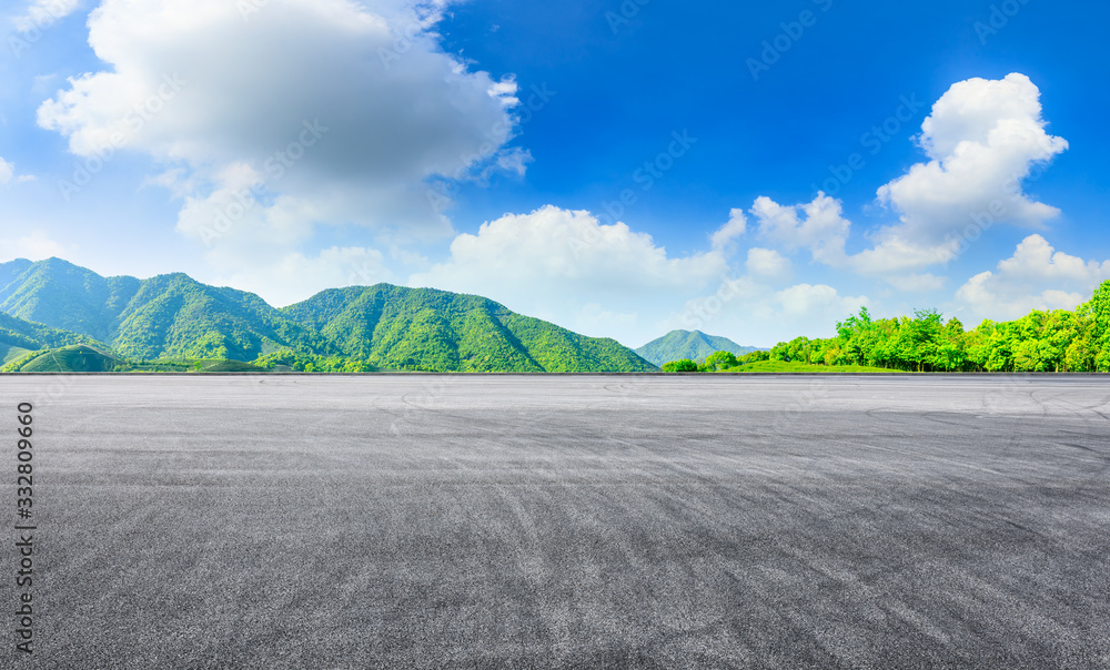 晴天的赛道公路和绿茶山，一览无余。