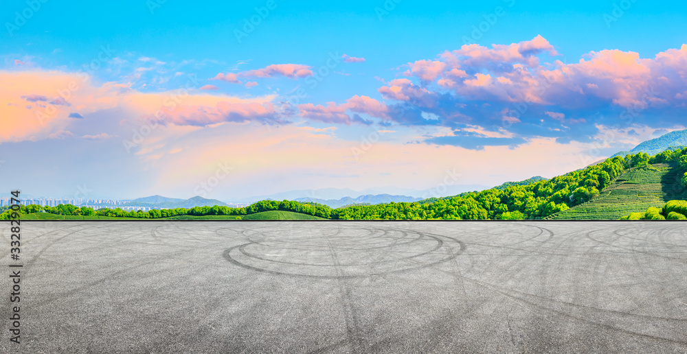 日落时的赛道公路和绿茶山自然景观，全景。