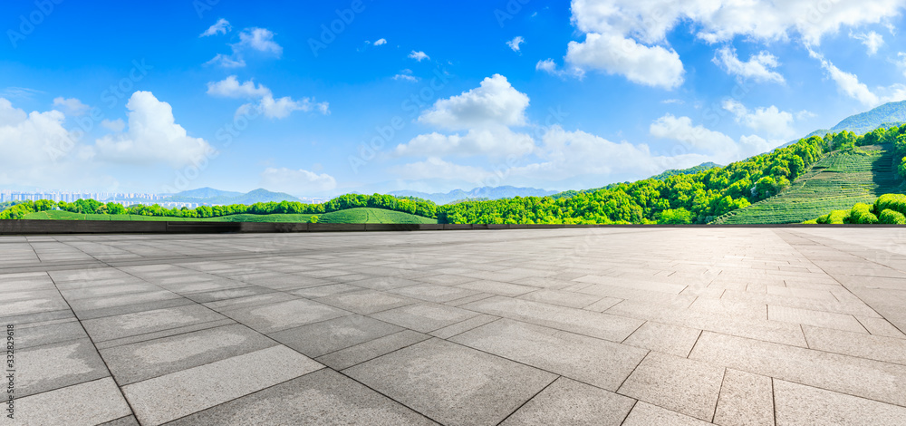 阳光明媚的日子里，空旷的广场和绿茶山自然景观，一览无余。