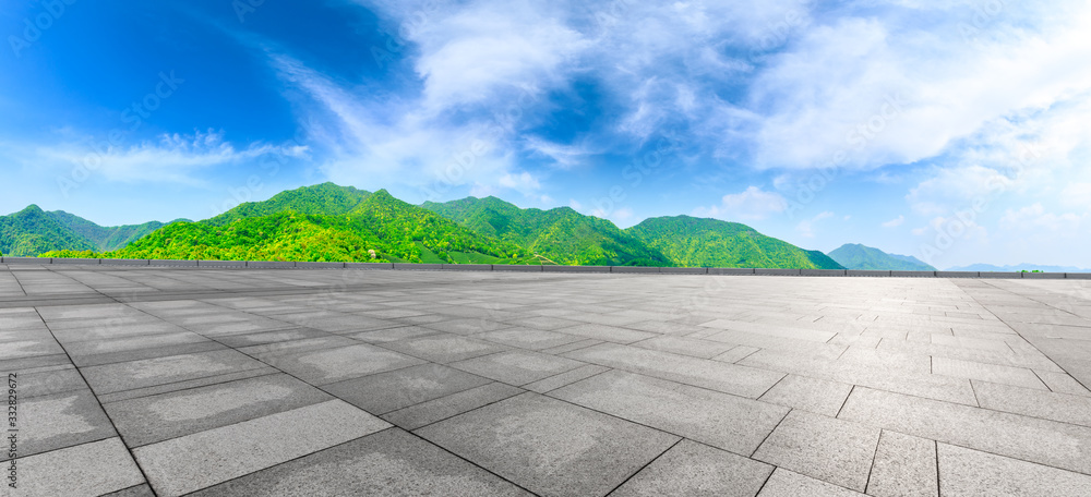 阳光明媚的日子里，空旷的广场和青山自然景观，一览无余。