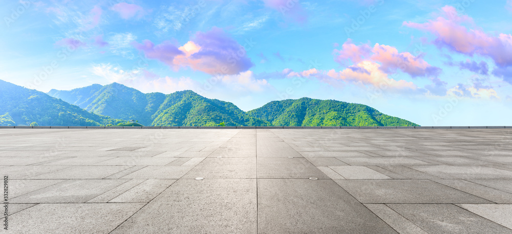 空荡荡的广场层和日落时的青山自然景观，一览无余。