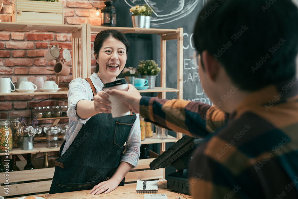 小企业人士外卖和服务理念。快乐的亚洲中国女服务员送纸