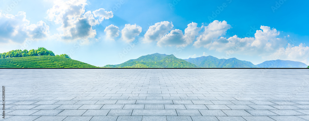 阳光明媚的日子里，空旷的广场和青山自然景观，一览无余。