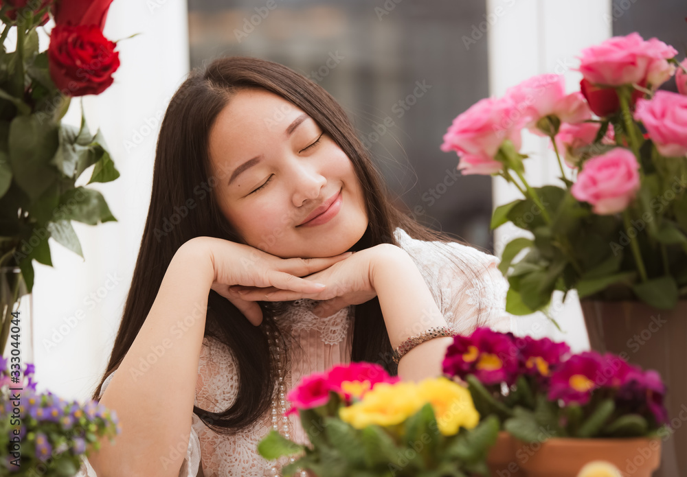 准备在家里修剪红色和粉色玫瑰以及美丽的插花的女人，花arr