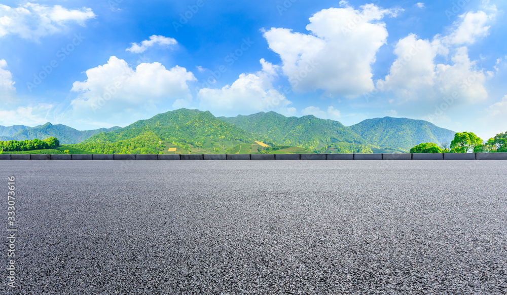 阳光明媚的日子里，沥青路面和青山自然景观，一览无余。