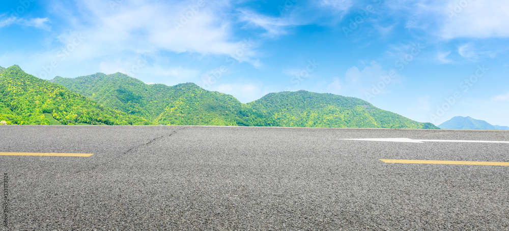 阳光明媚的日子里，柏油路和青山的自然景观，一览无余。