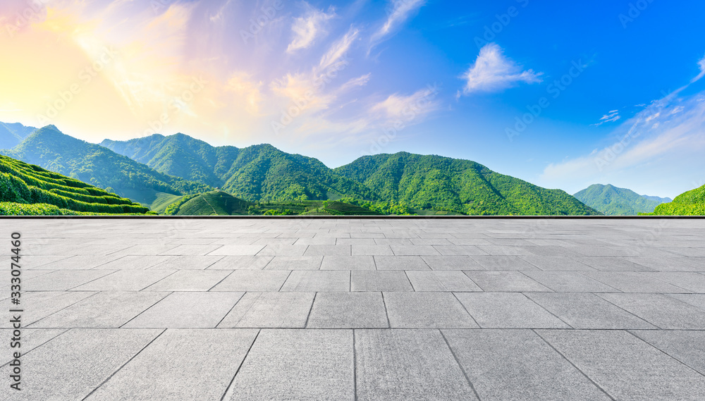 空荡荡的广场层和日落时的绿茶山自然景观，一览无余。