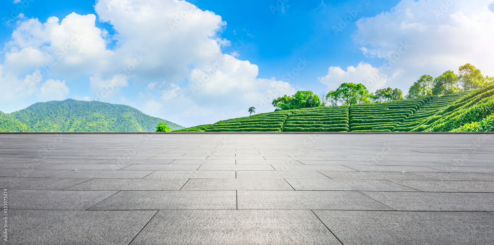 阳光明媚的日子里，空旷的广场和绿茶山自然景观，一览无余。