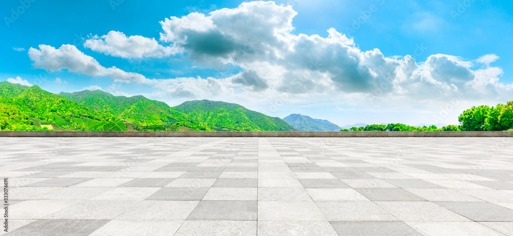 阳光明媚的日子里，空旷的广场和青山自然景观，一览无余。