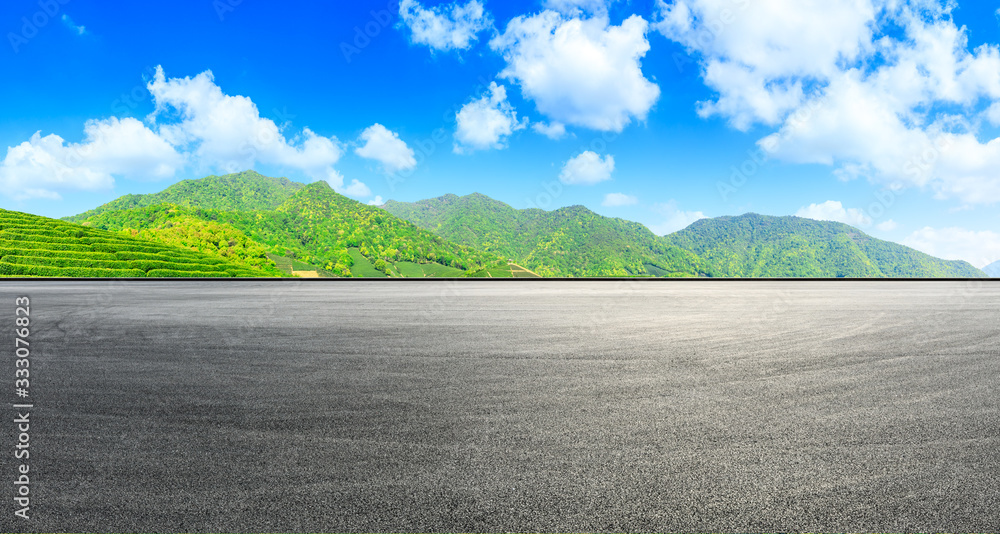 阳光明媚的赛道公路和绿茶山，一览无余。