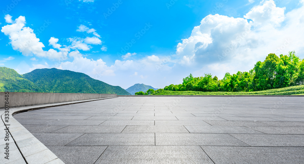 阳光明媚的日子里，空旷的广场和绿茶山自然景观，一览无余。