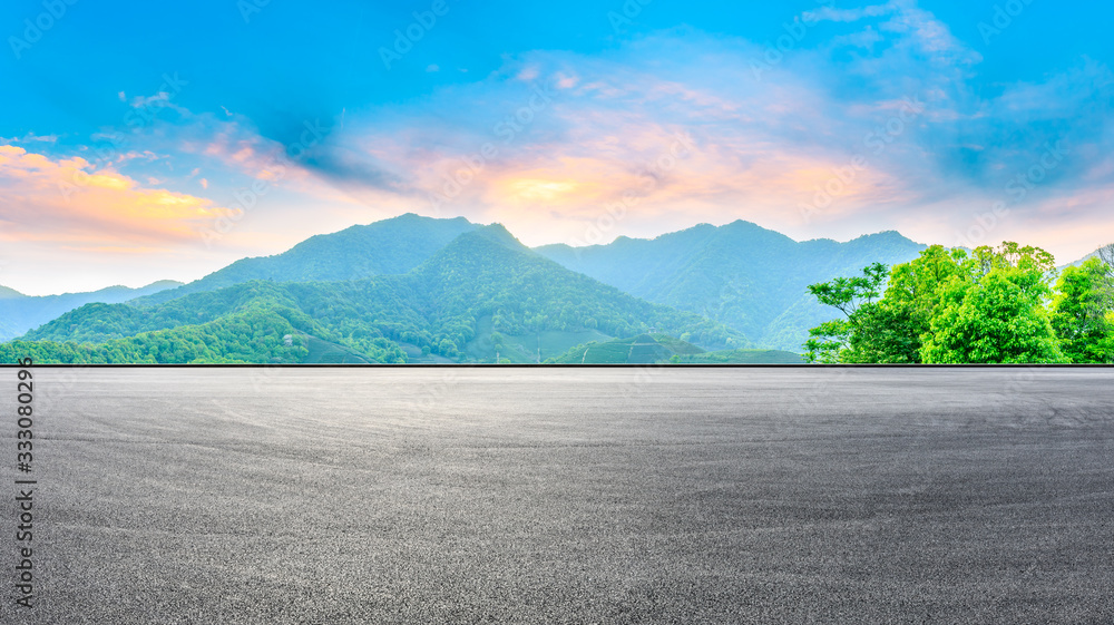 日落时的赛道道路和青山自然景观，全景。