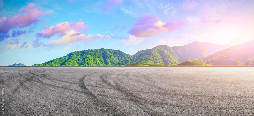 日落时的赛道道路和青山自然景观，一览无余。