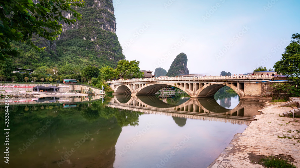 桂林阳朔玉龙河景观……