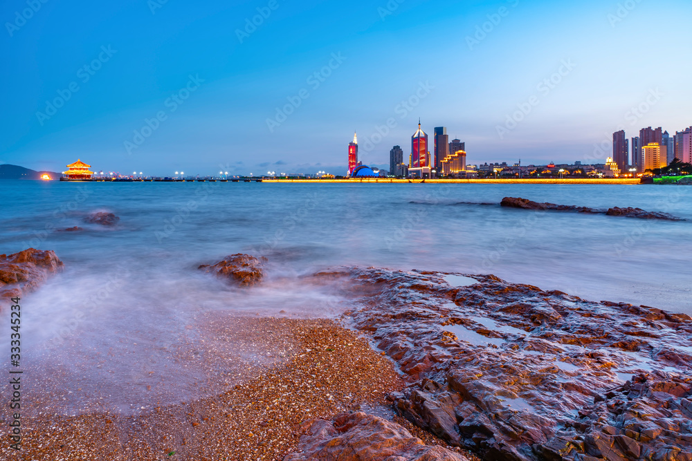 青岛夜晚美丽的海岸线建筑景观……