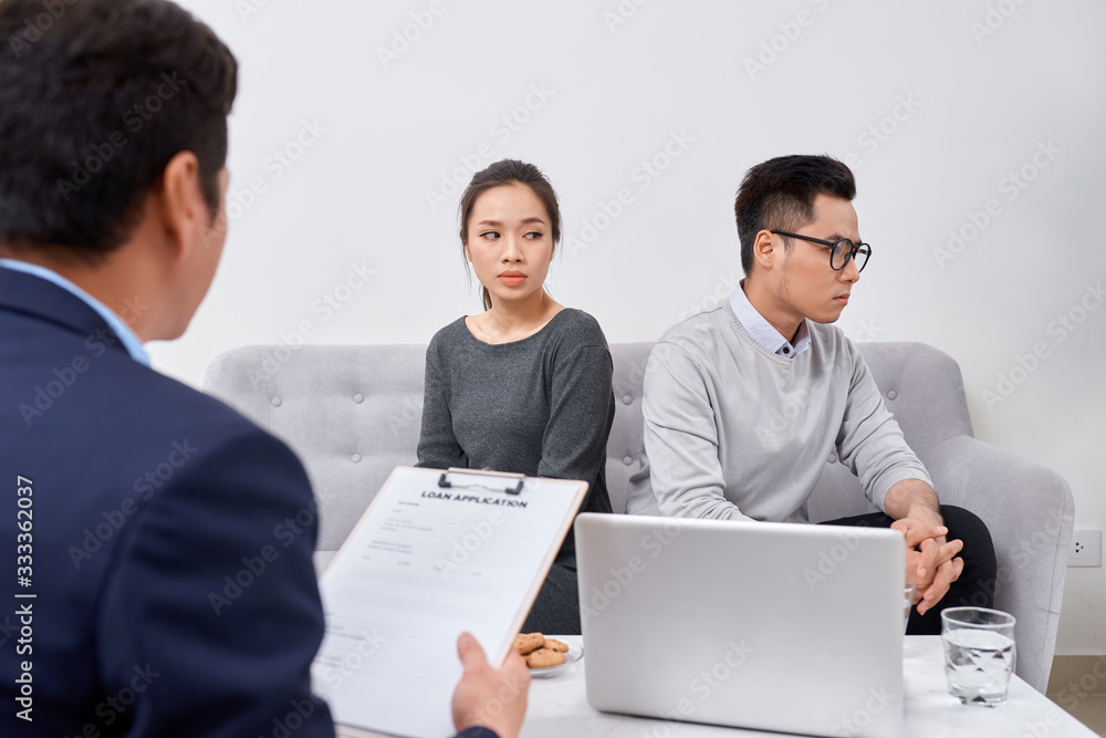 这不是我的错！一个愤怒的年轻人在妻子坐着的时候与精神科医生交谈并做手势