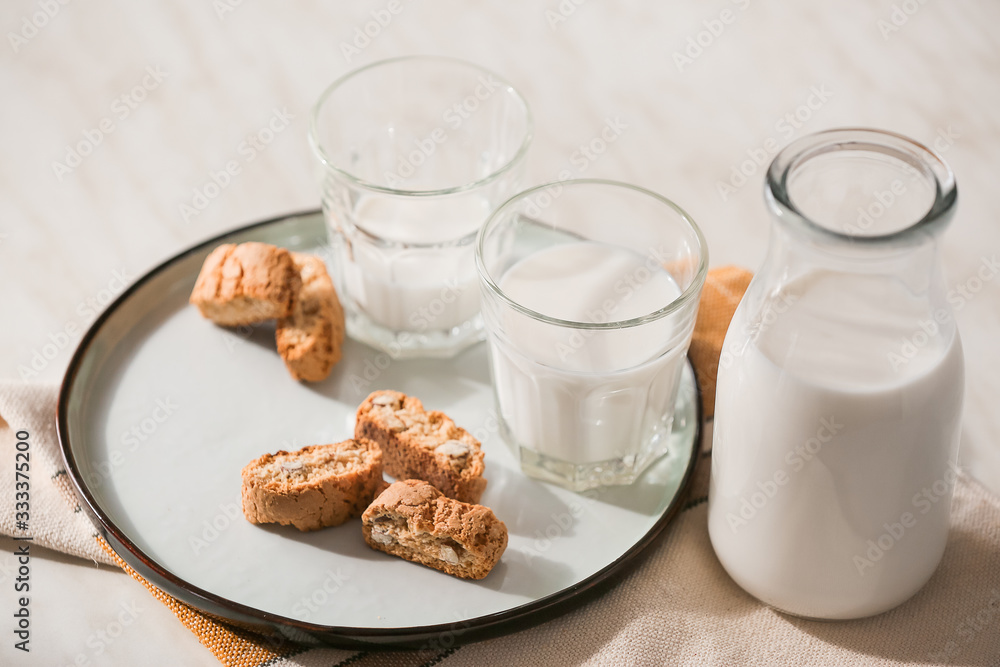 餐桌上的鲜奶和饼干玻璃器皿