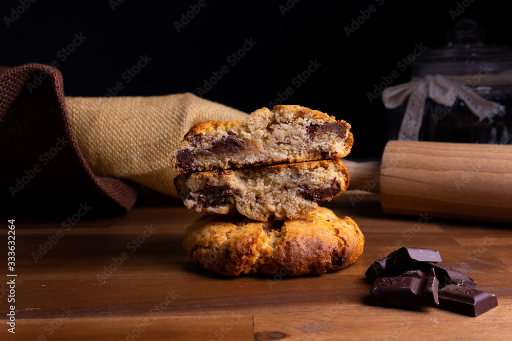 两个美味的饼干蛋糕，在有复制空间的木板上放巧克力