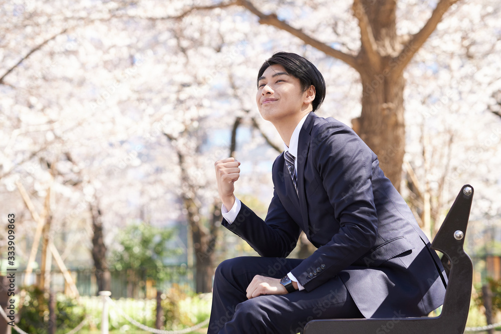 ガッツポーズをする日本人男性ビジネスマン