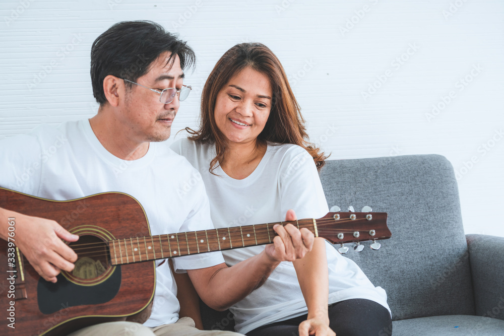 幸福的亚洲老年夫妇在家度过美好时光。老年人退休，健康的公民老年