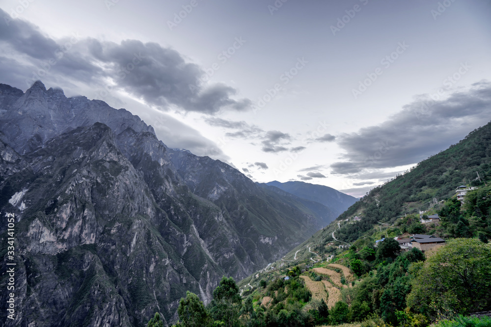 虎跳峡徒步小径上的玉龙雪山全景，