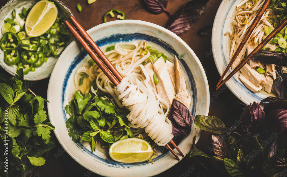 亚洲美食午餐。越南米粉鸡汤Pho Ga配香菜、豆芽