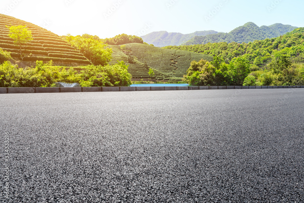 空旷的柏油路和绿茶种植园自然景观。